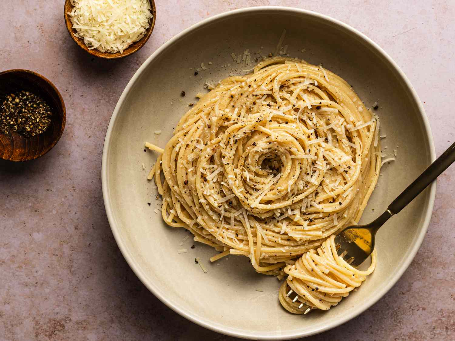Classic Italian Cacio e Pepe with Freshly Cracked Black Pepper
