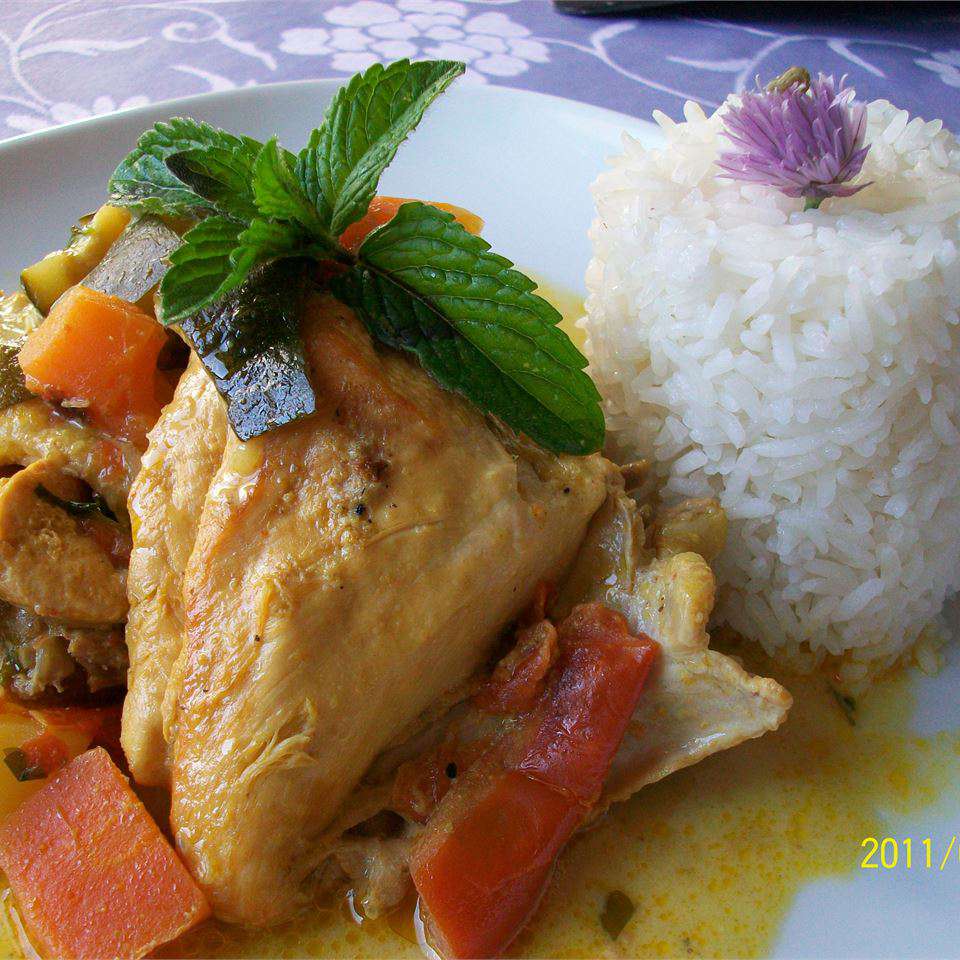 Coconut-Stewed Chicken with Dendê Oil and Okra