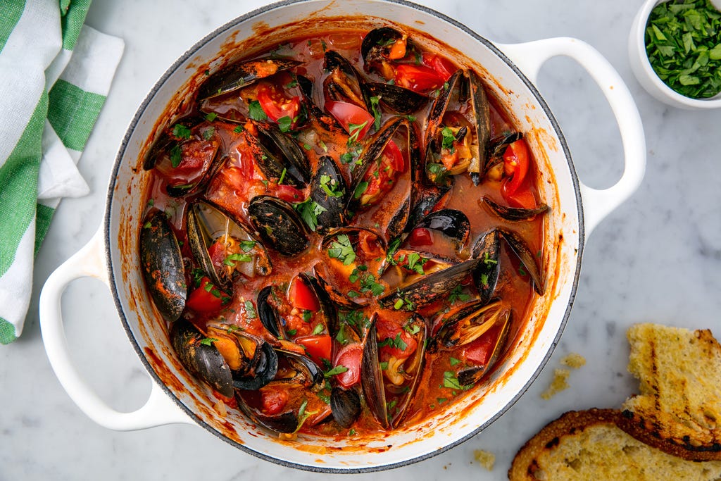 Creamy Garlic Mussels with White Wine