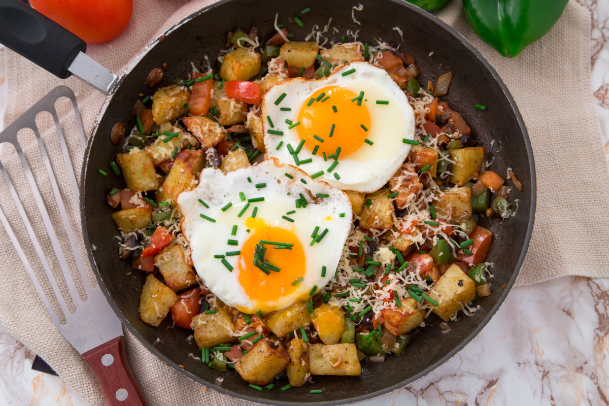 Quick Breakfast Skillet with Eggs, Potatoes, and Bell Peppers