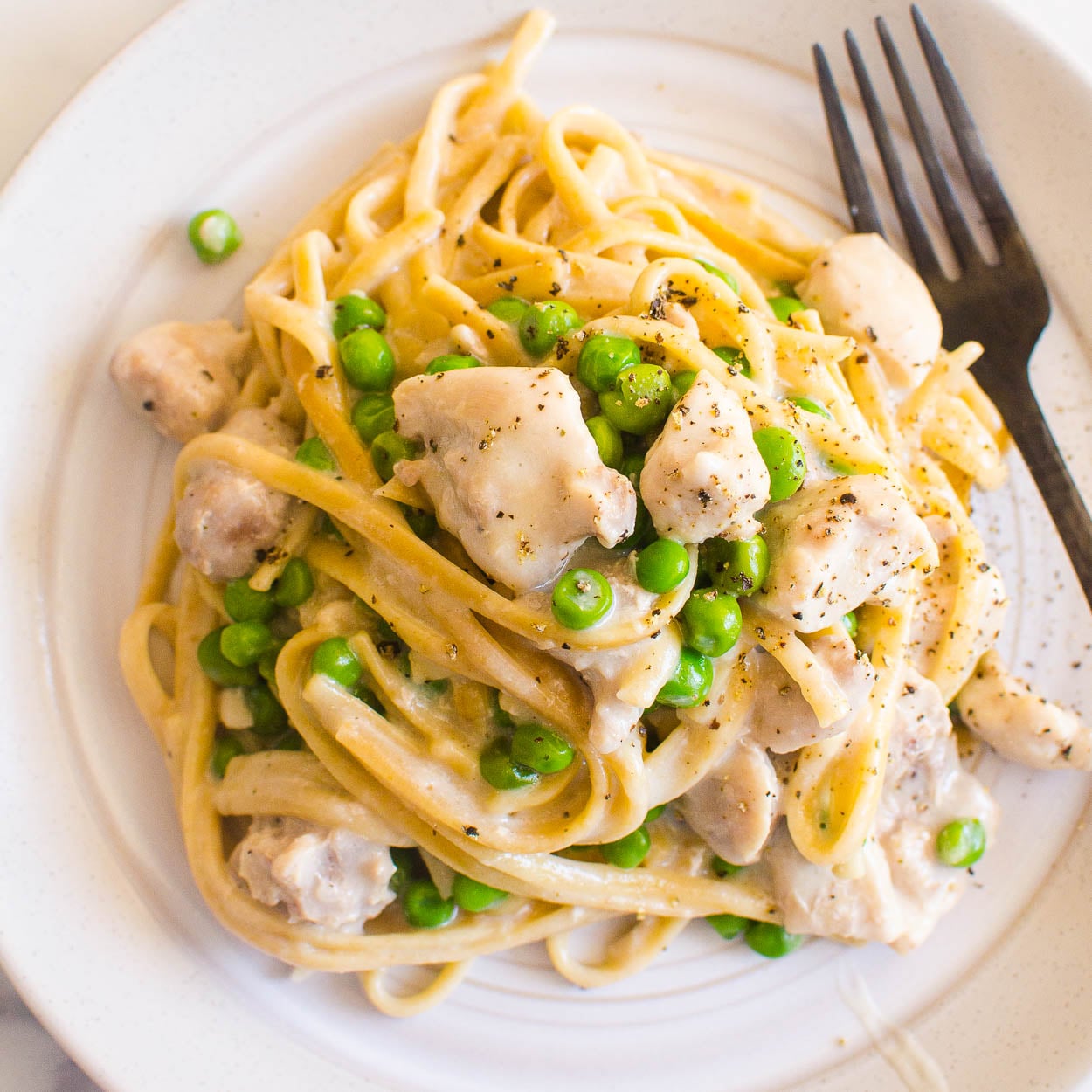 One-Pot Chicken Alfredo with Peas and Carrots