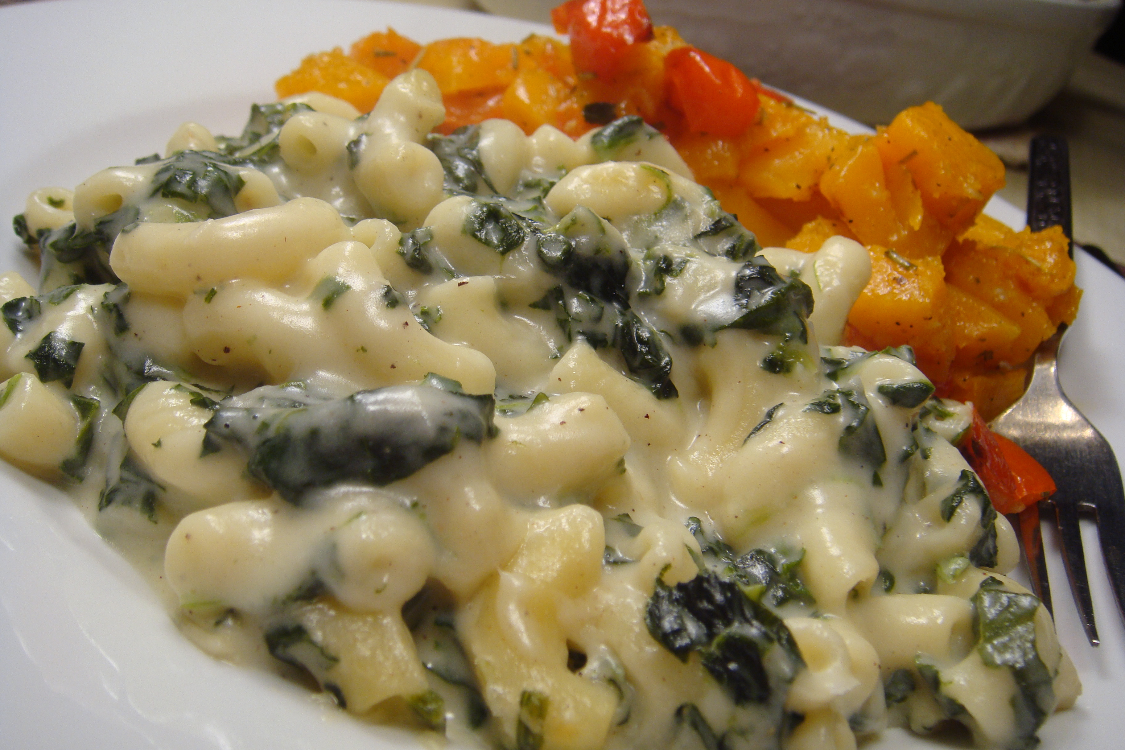 Spinach and Cauliflower Macaroni with Cheddar Sauce