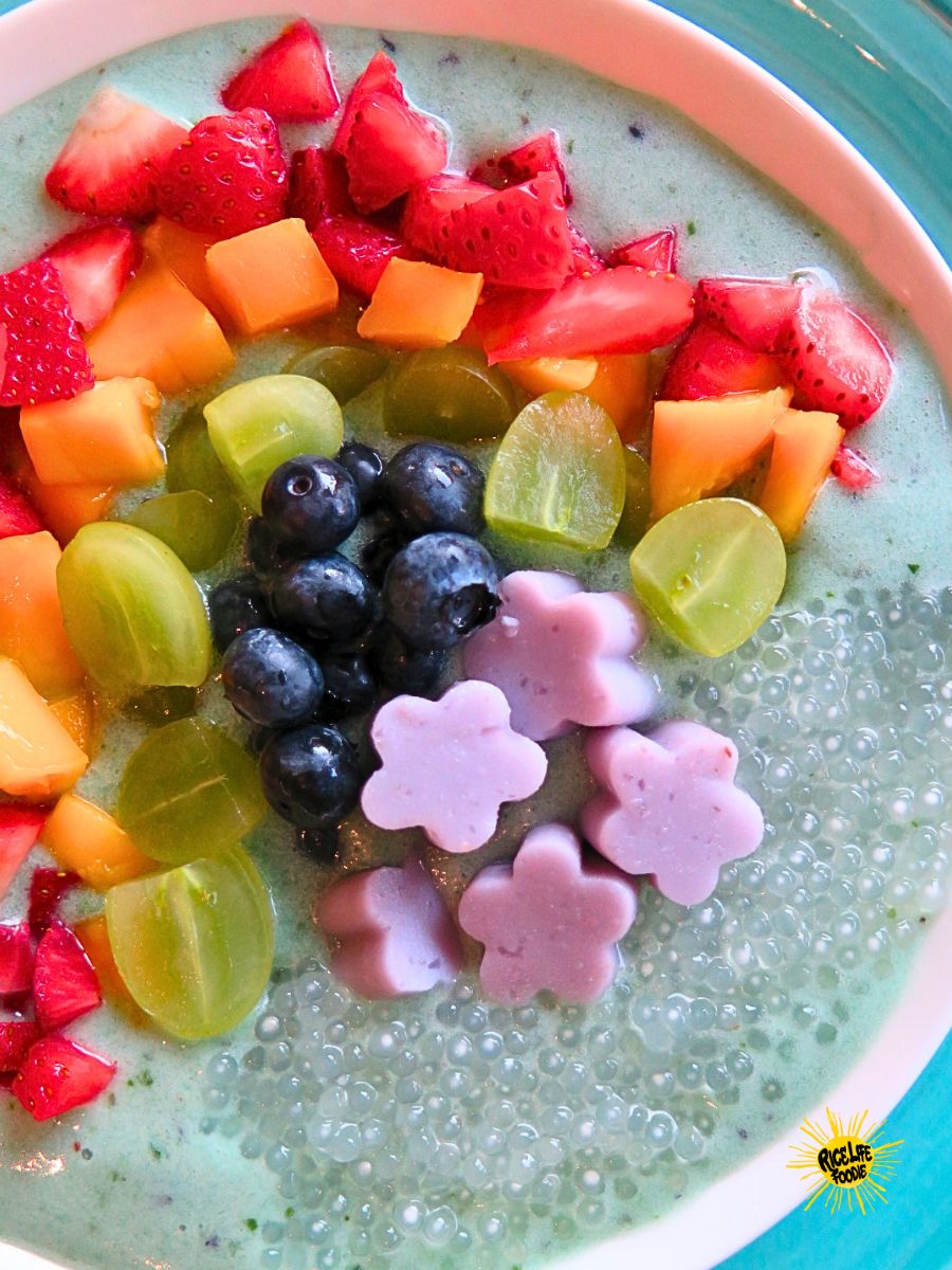 Rainbow Spirulina Smoothie Bowl with Fruit Slices