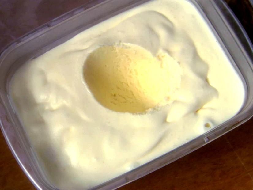 Snowflake-Inspired Vanilla Bean Ice Cream with Peppermint Swirl