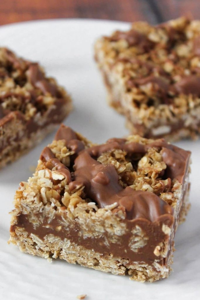 Cinnamon-Spiced No-Bake Chocolate Oat Bars