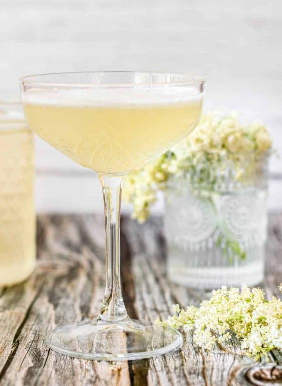 Shaken Gin and Elderflower Sour