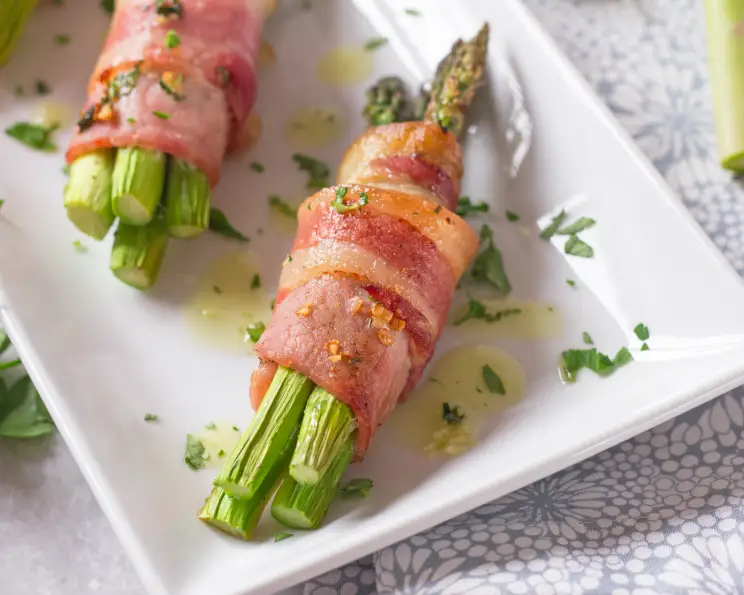 Bacon-Wrapped Asparagus Bundles with Garlic Cream Dip