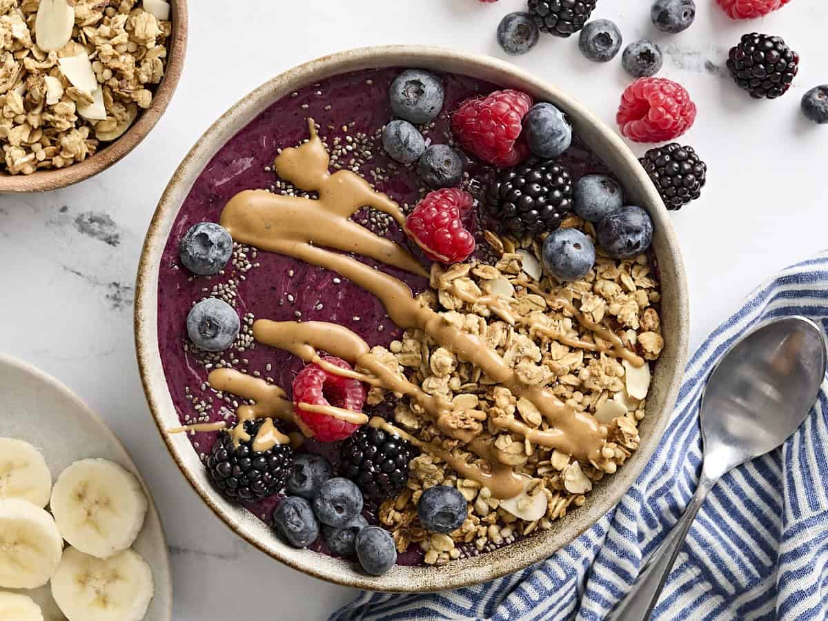 Frozen Yogurt Berry Smoothie Bowl