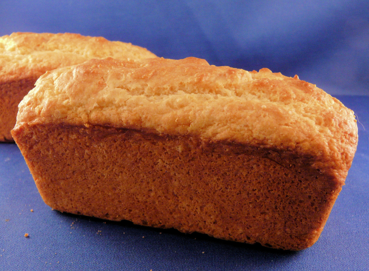 Hand-Mixed Vanilla Pound Cake with Melted Butter and Cornstarch