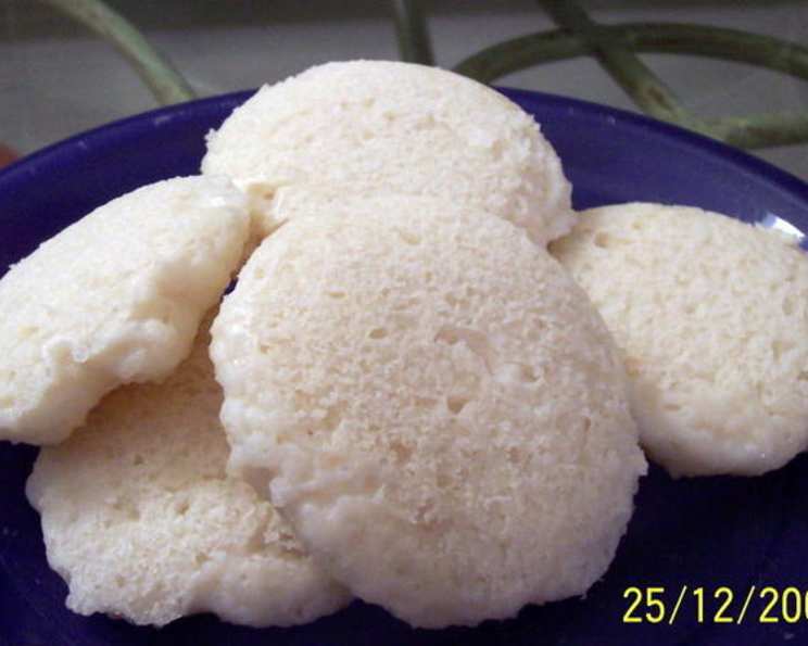 Steamed Goan Sannas with Coconut and Cardamom