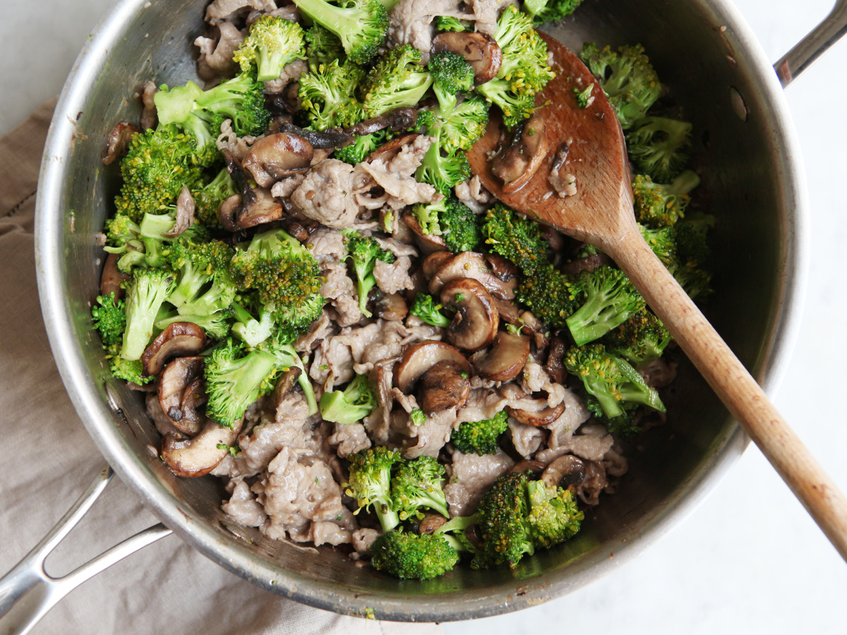 Stir-Fried Garlic Beef with Broccoli and Bell Pepper