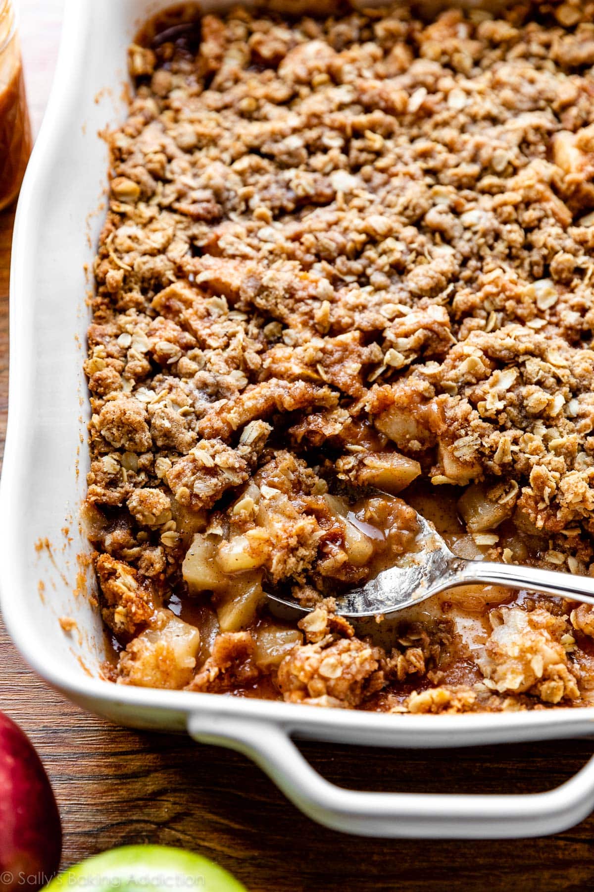 Classic Oven-Baked Apple Crisp with Cinnamon Oats