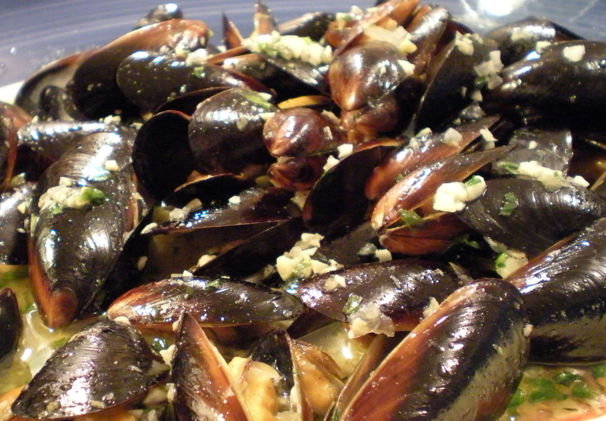 Brusselicious Mussels in White Wine Herb Sauce