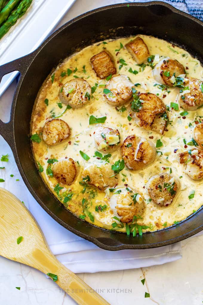 Pan-Seared Scallops with Garlic White Wine Sauce