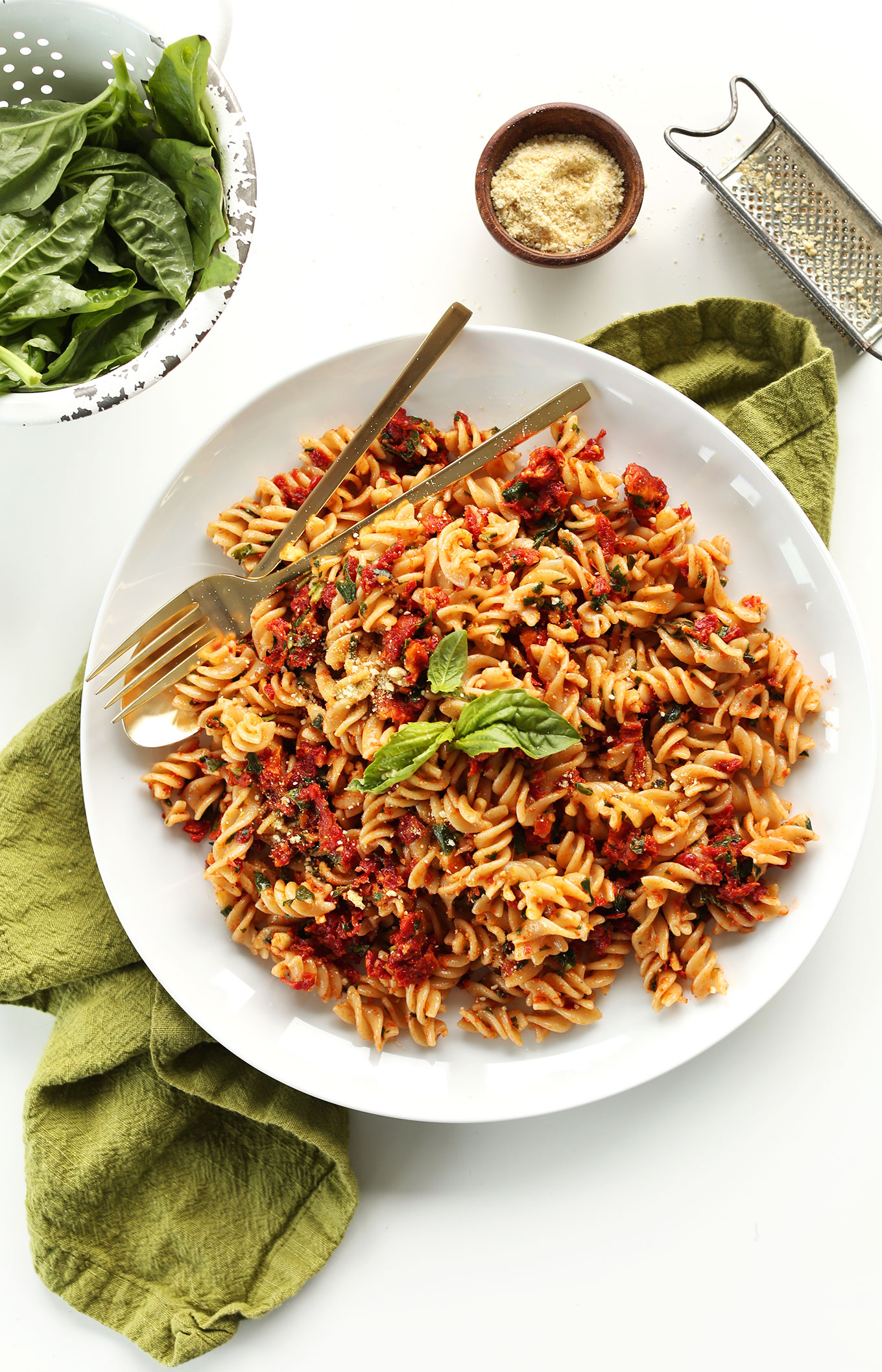 Pesto Scallop Pasta with Sun-Dried Tomatoes