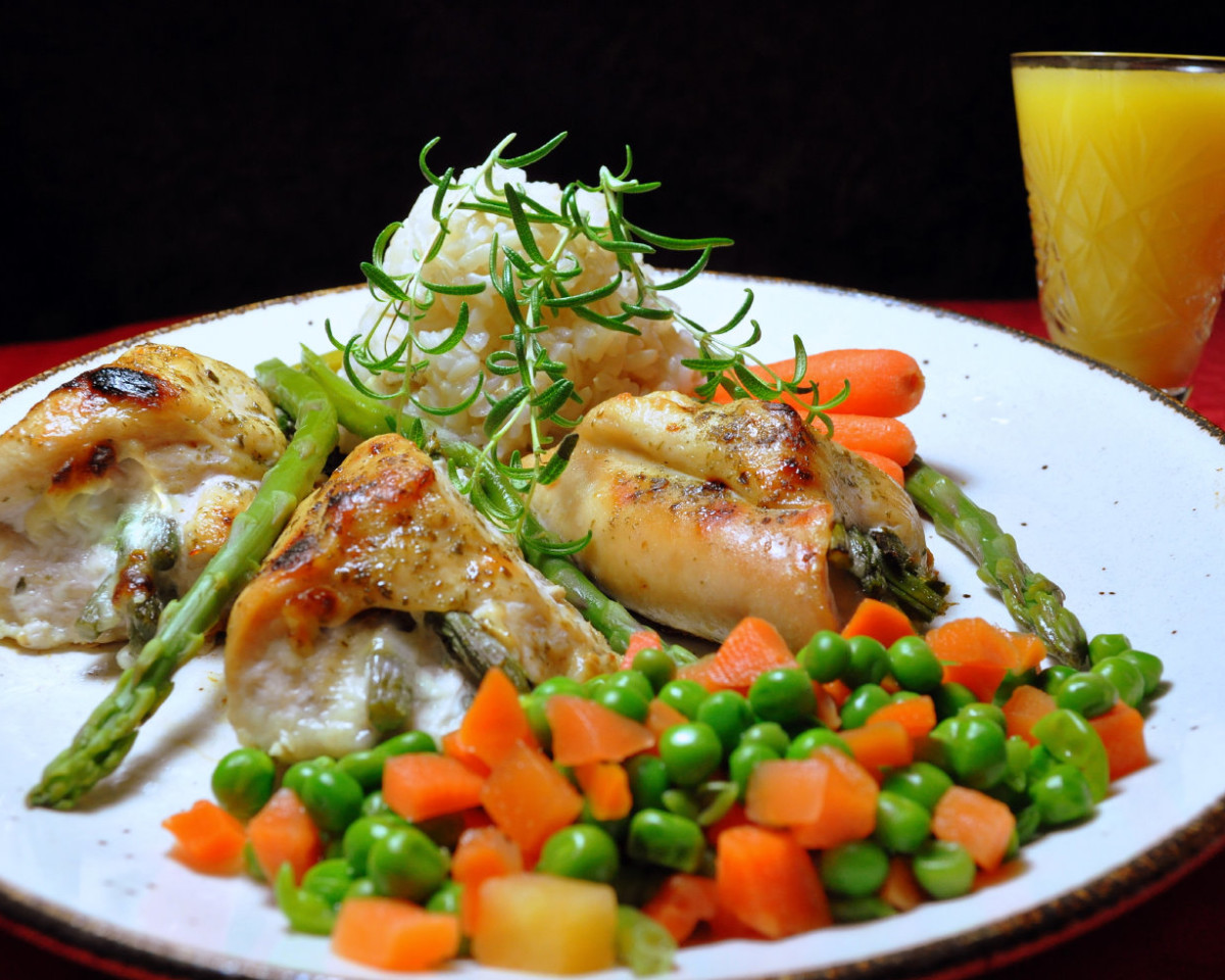 Bloating-Busting Herb-Crusted Chicken with Roasted Asparagus
