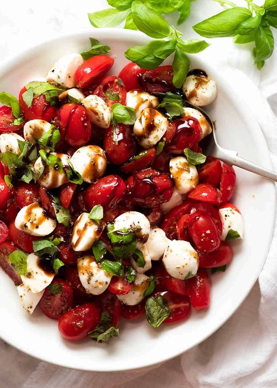 Classic Tomato and Mozzarella Caprese Salad with Balsamic Glaze
