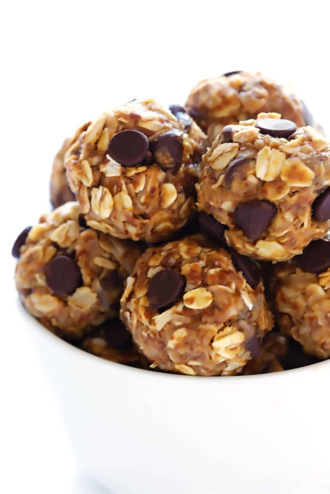 No-Bake Chocolate Banana Energy Bites with Oats and Peanut Butter