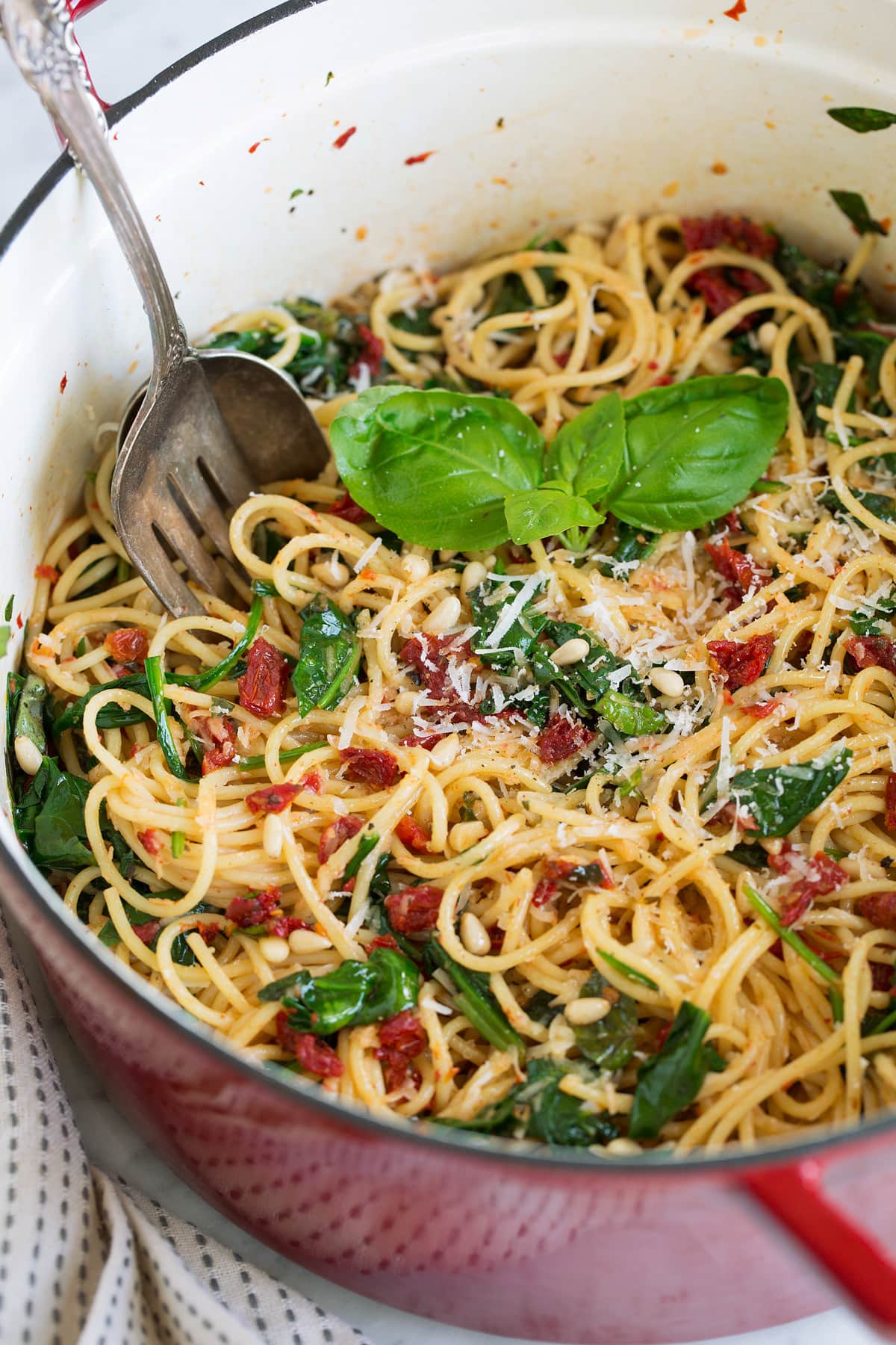 One-Pot Creamy Tuscan Garlic Pasta with Spinach and Sundried Tomatoes