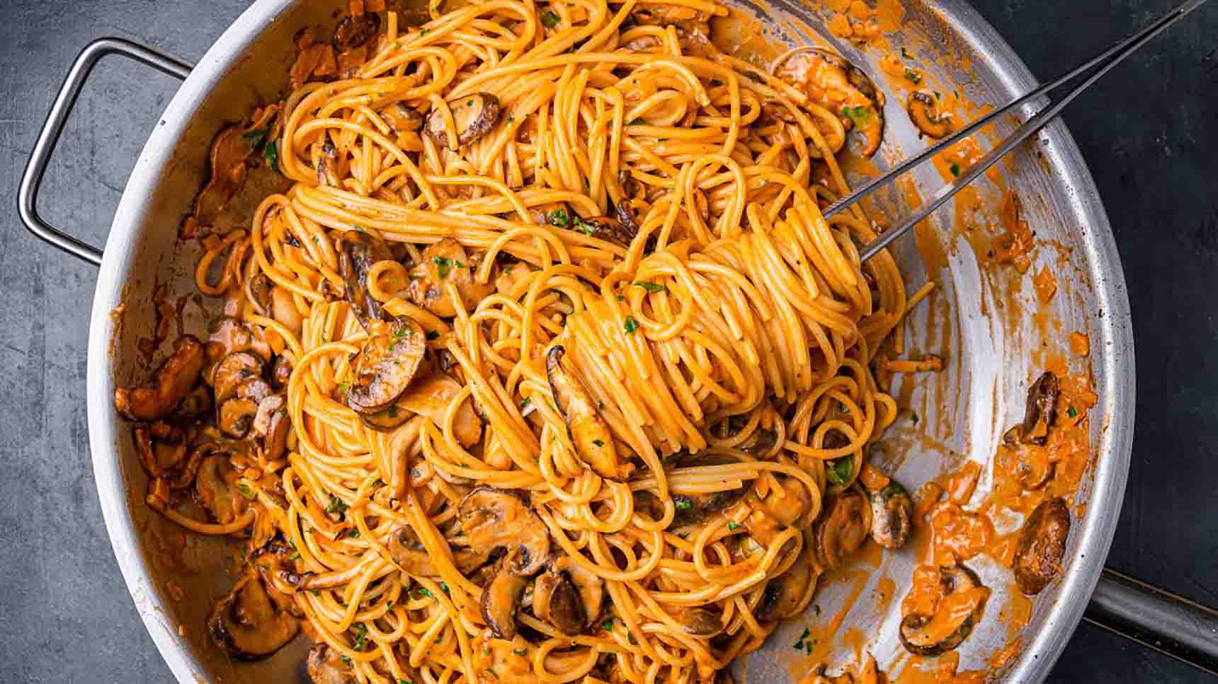 Creamy Mushroom & Nutritional Yeast Pasta
