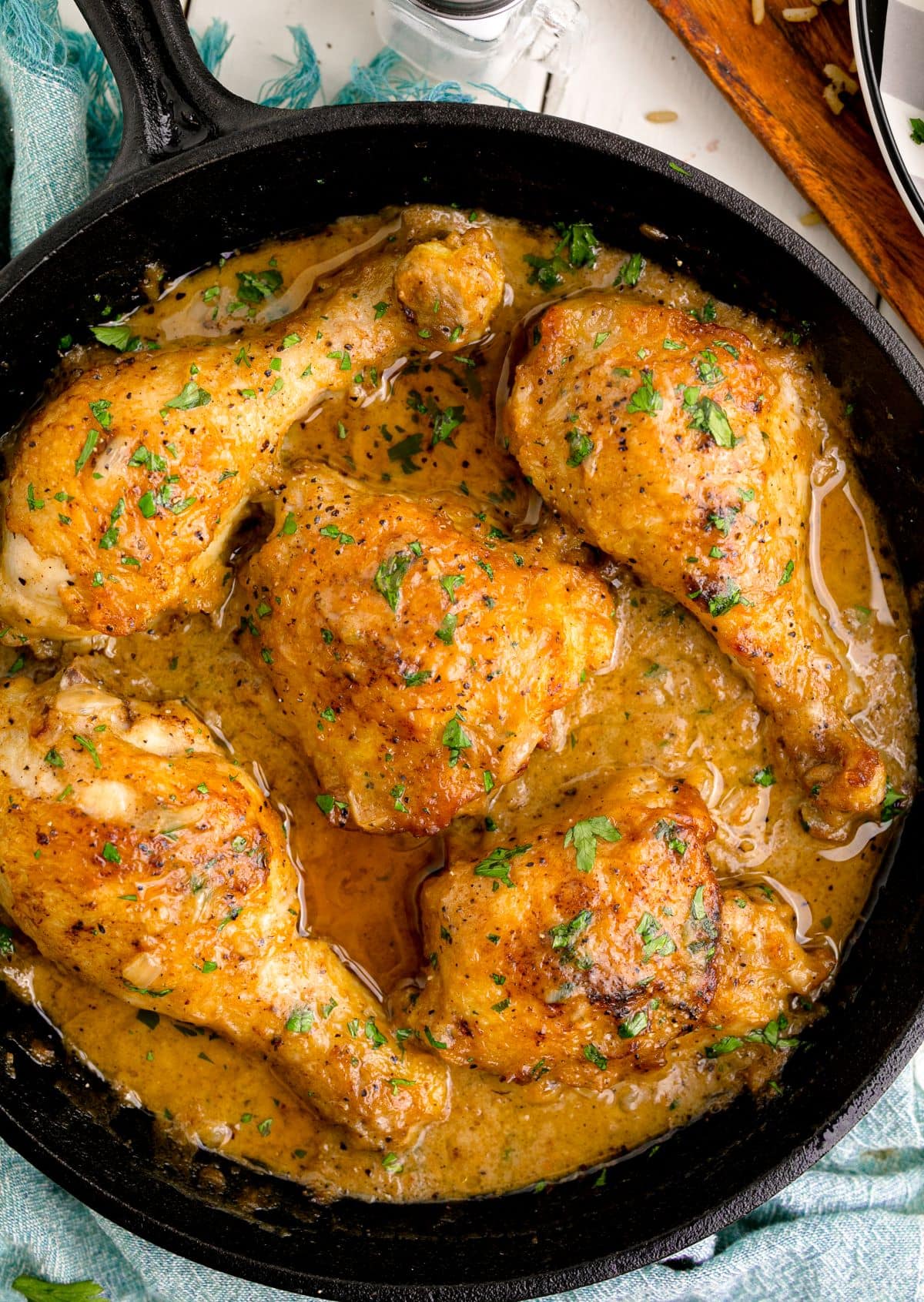 Oven-Baked Southern Smothered Chicken with Creamy Gravy
