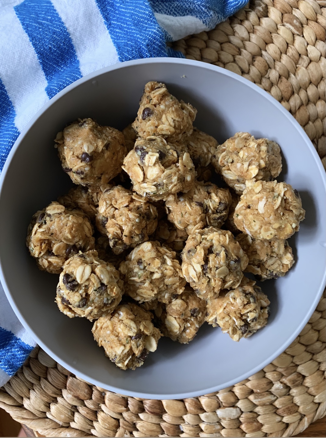 No-Bake Berry-Oat Energy Bites