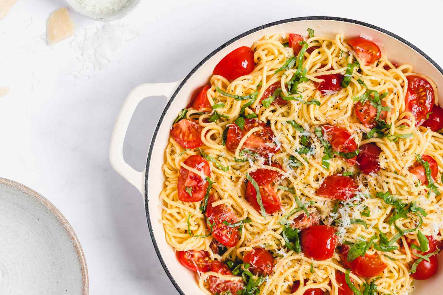 Authentic Slow-Simmered Tomato Pasta with Fresh Basil