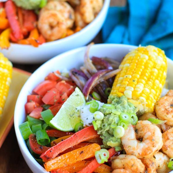 Crispy Lemon-Garlic Shrimp Fajita Bowls