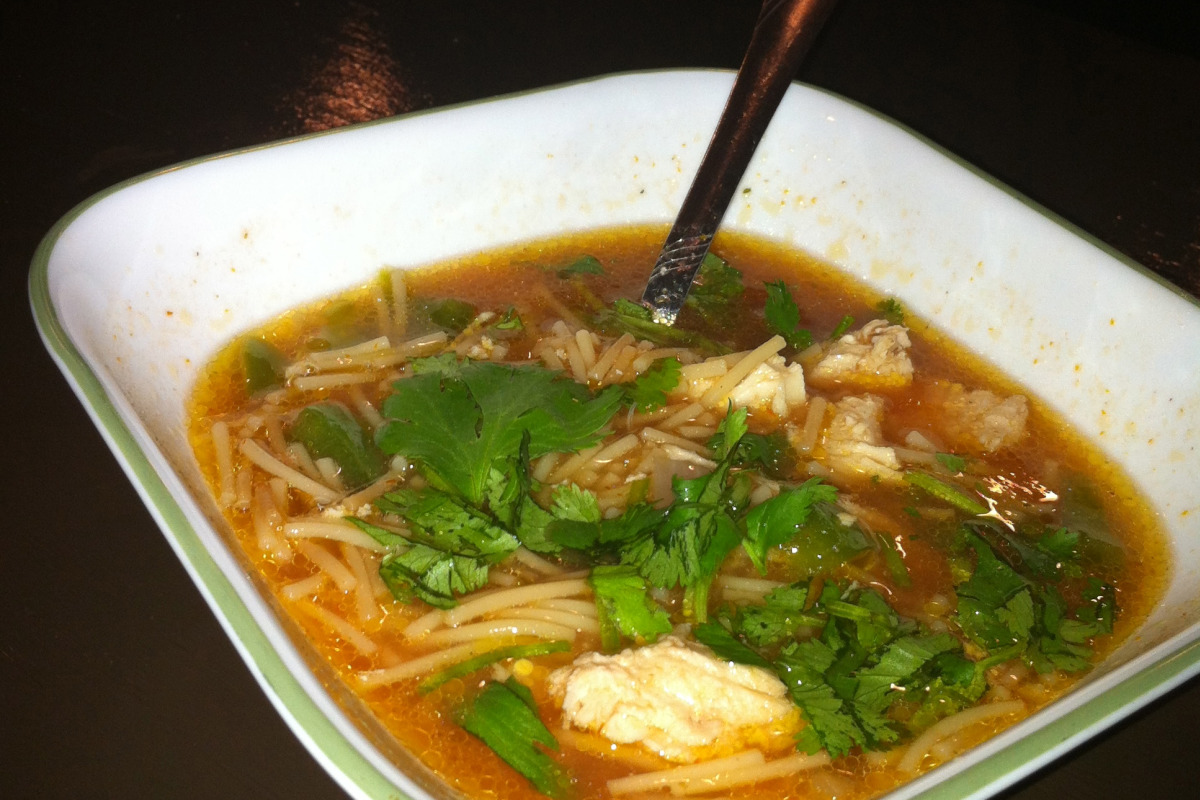 Sopa de Fideo con Pollo