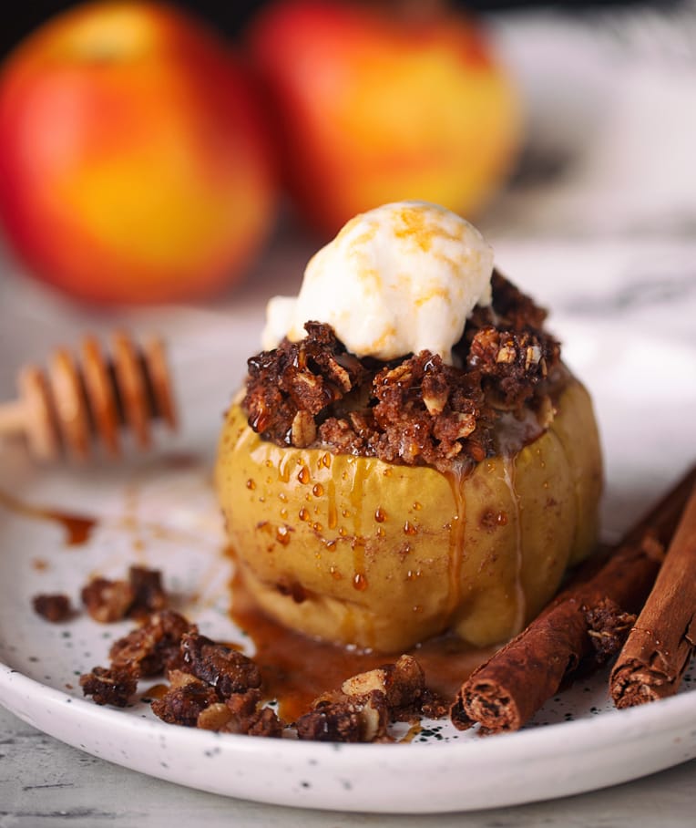 Cinnamon-Streusel Baked Apples with Oat Crumble