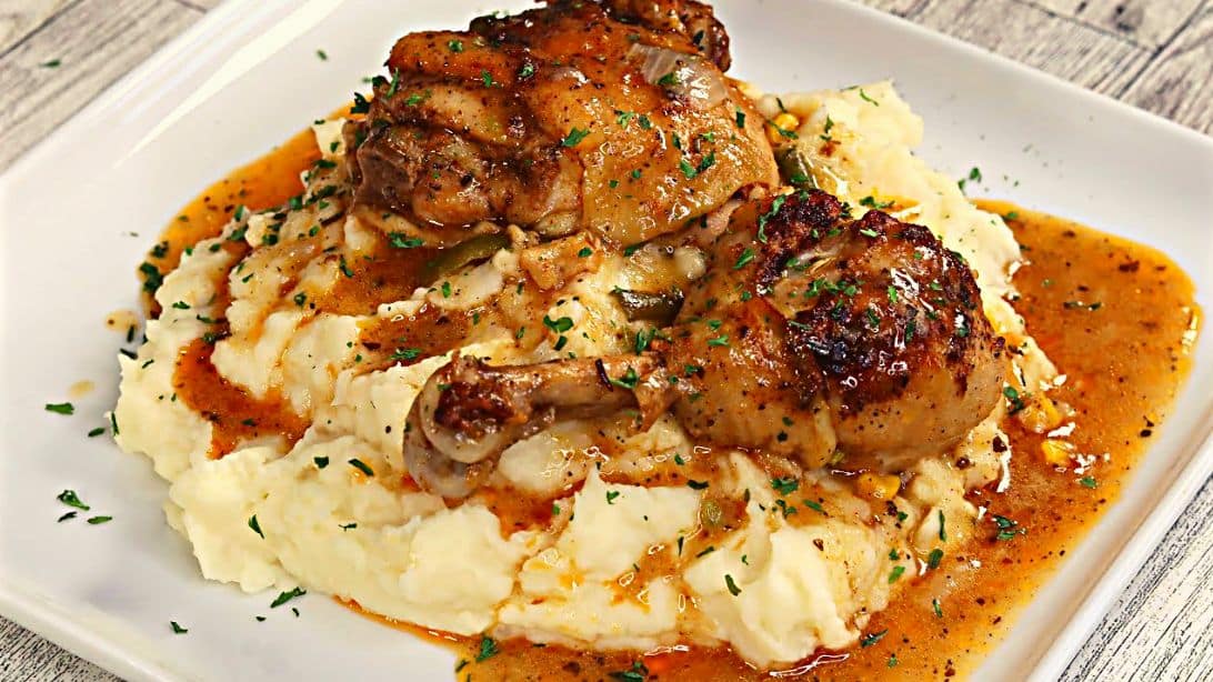 Chattanooga-Style Smothered Chicken with Creamy Mashed Potatoes