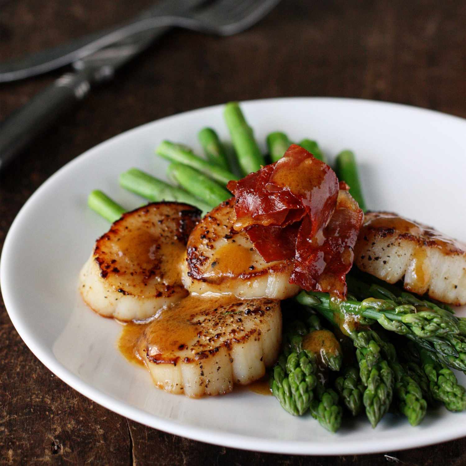 Herb-Crusted Lemon Scallops with Asparagus