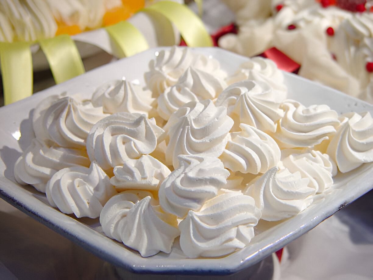 Glowing Vanilla Meringue Bites