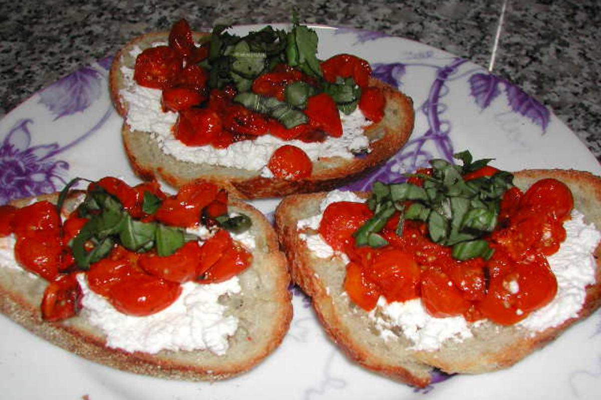 Herb-Infused Tomato Bruschetta with Rosemary Bread