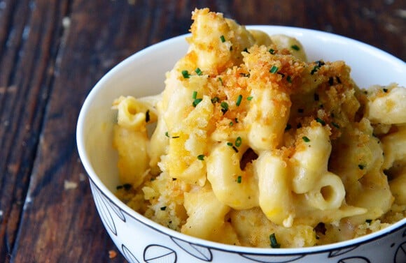 Classic Macaroni and Cheese with Garlic Bread