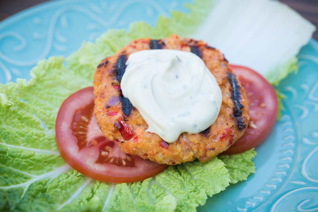 Dill-Pepper Salmon Burgers with Lemon Aioli