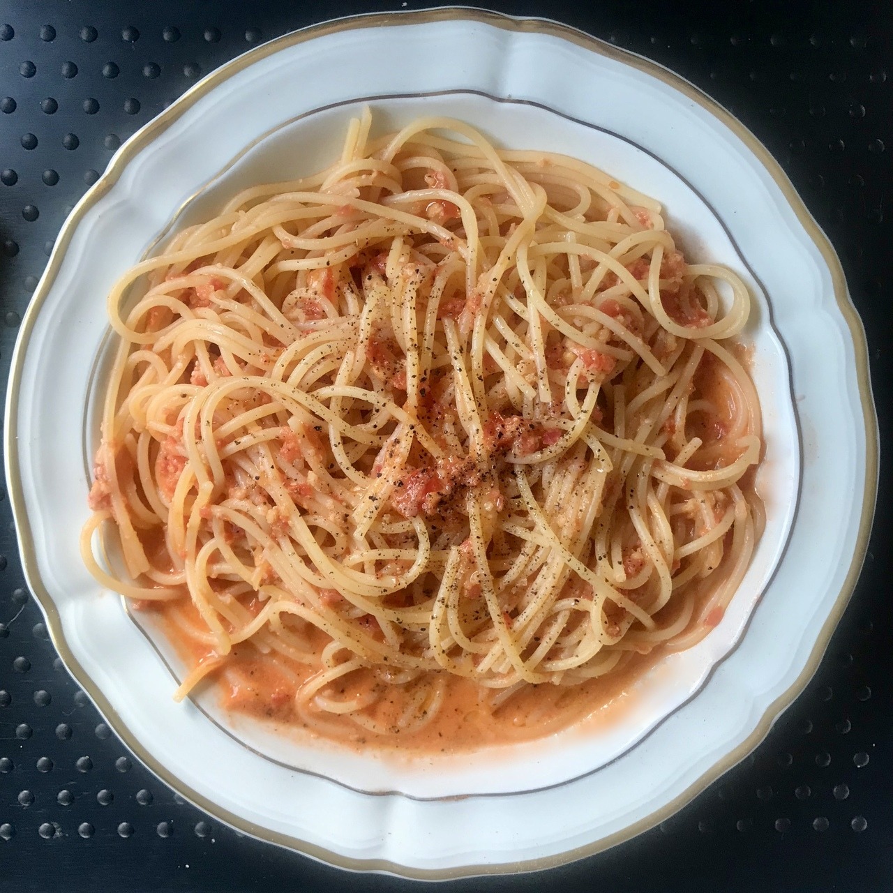 Half-and-Half Spaghetti with Tomato-Pesto Fusion