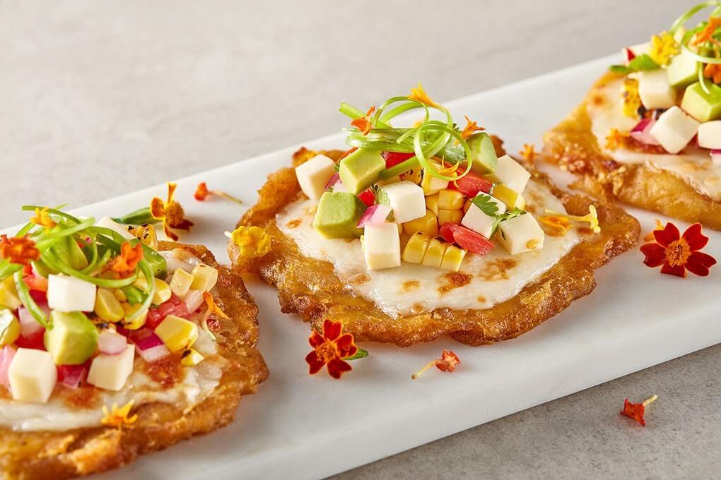 Tostones con Queso y Tomate
