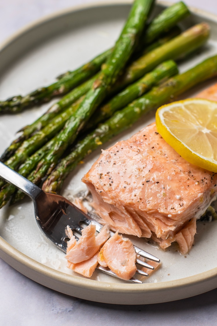 Anti-Inflammatory Lemon-Garlic Salmon with Roasted Asparagus