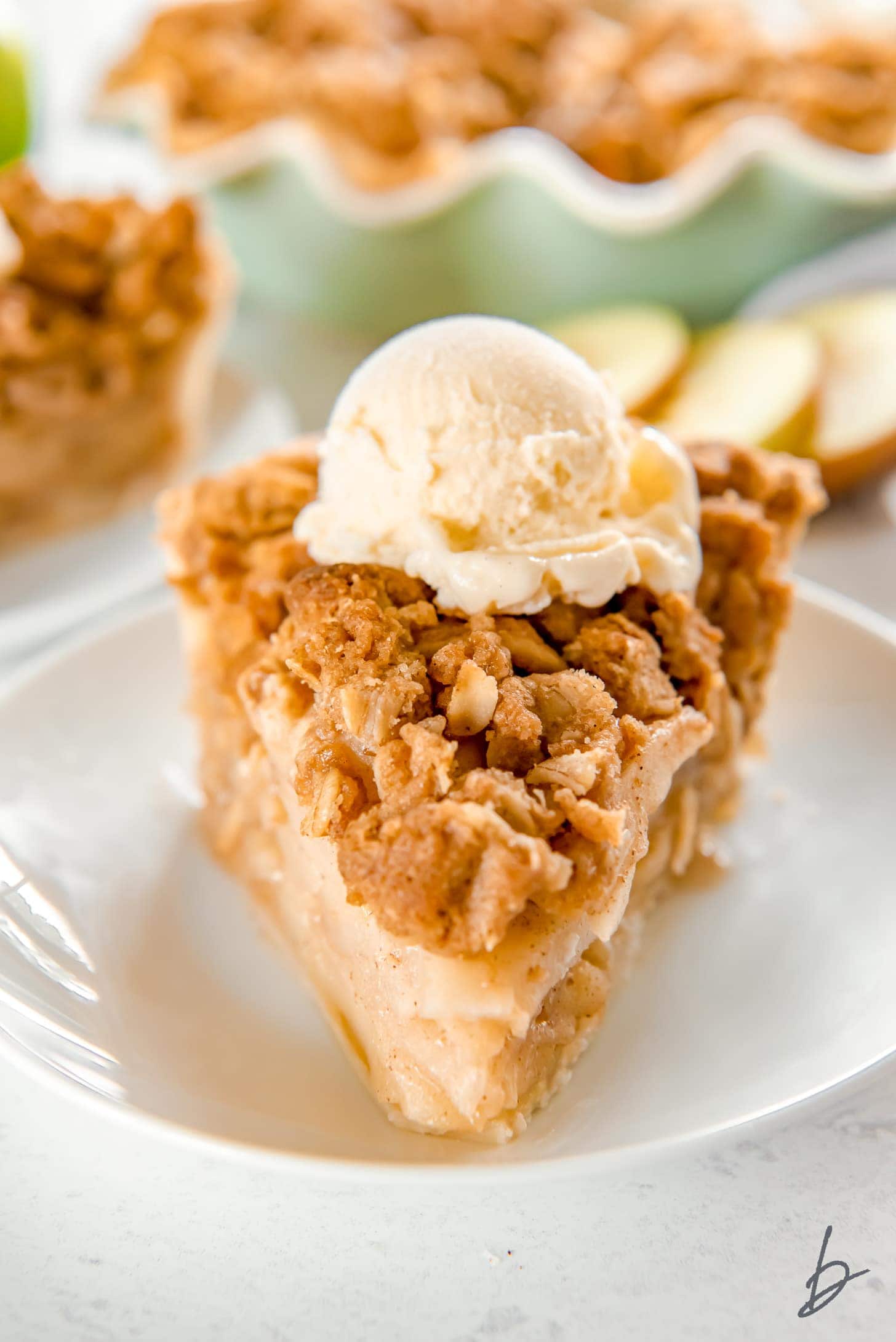 Victorian Estate Pie: Spiced Apple & Pear Tart with Oat Crumble