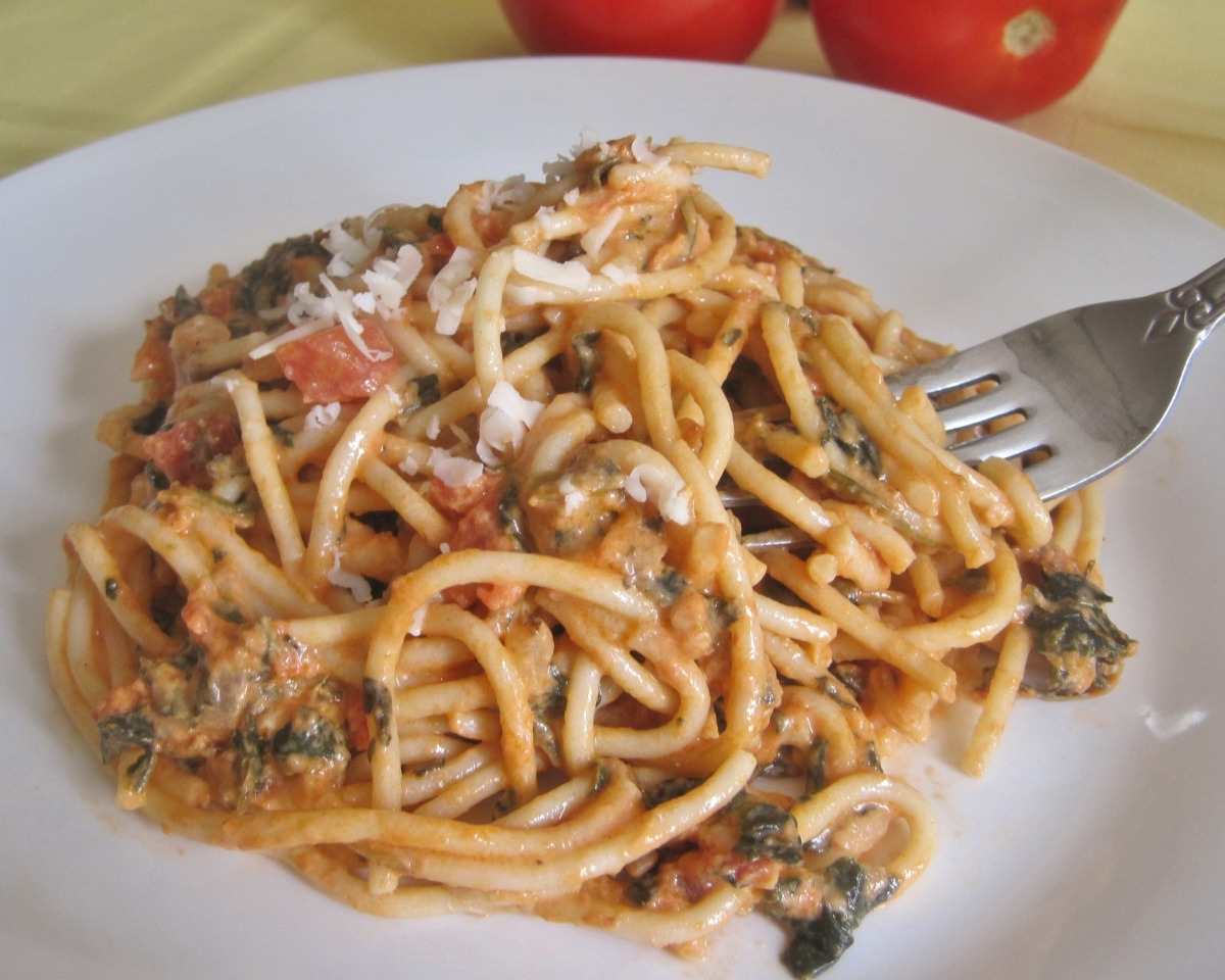 One-Pot Creamy Tomato Pasta with Spinach and Parmesan