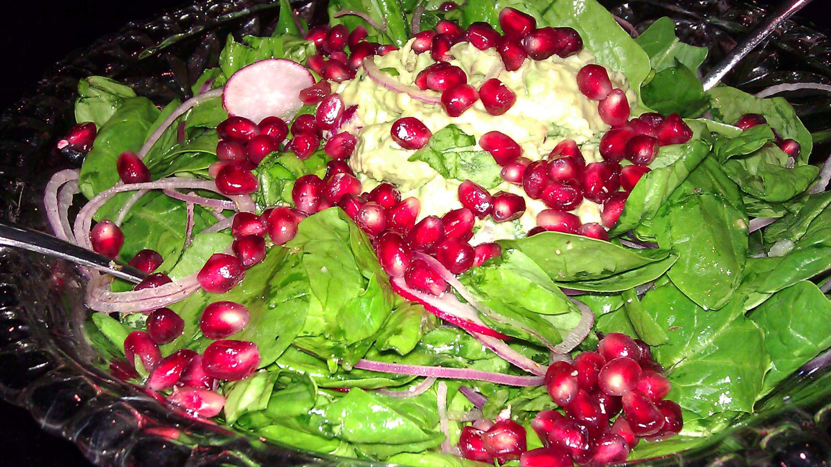 Skin-Healthy Spinach & Avocado Salad