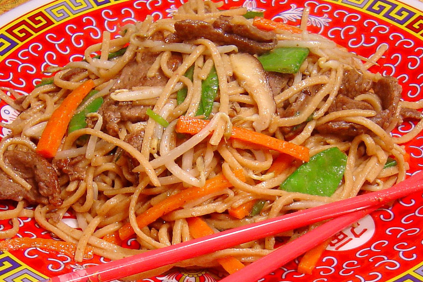 Chinese Stir-Fried Noodles with Beef and Broccoli