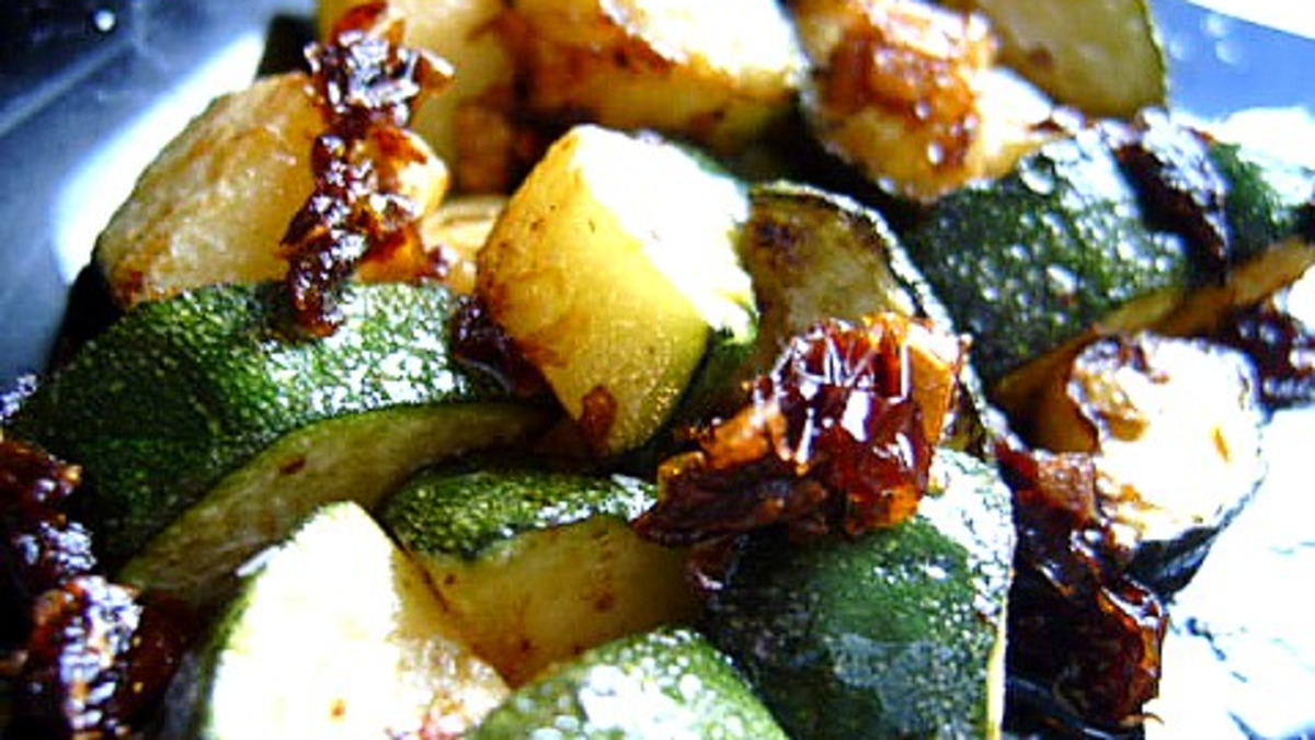 Sautéed Zucchini Noodles with Sun-Dried Tomatoes