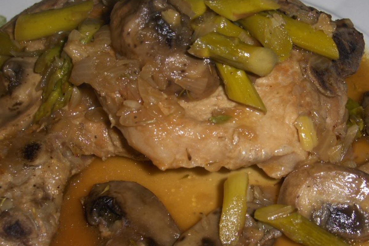 Herb-Infused Pork Chops with Roasted Asparagus