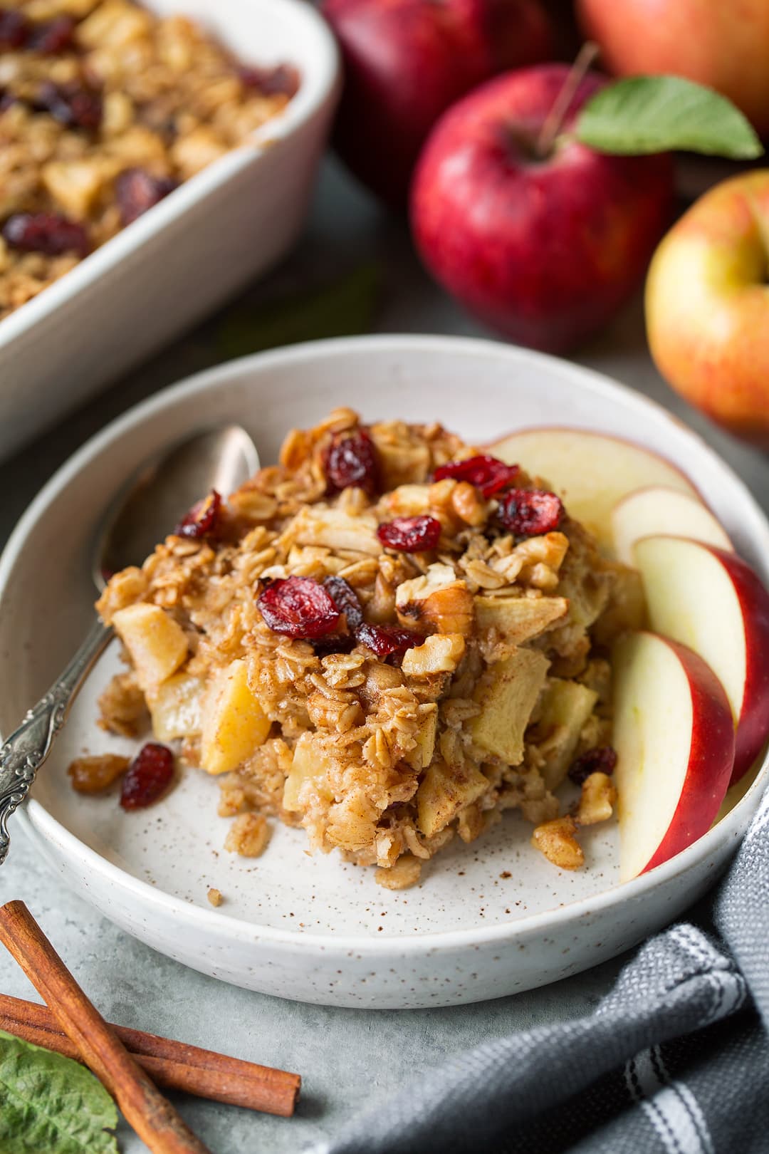 Baked Apple Slices with Cinnamon and Oats