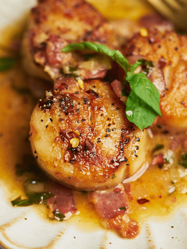 Pan-Seared Scallops with Crispy Smoked Bacon and Sherry Sauce