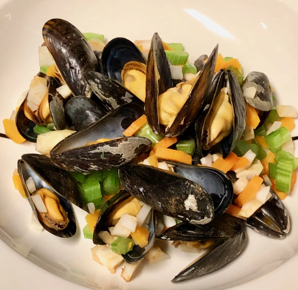 Beer-Braised Mussels with Leeks and Dill