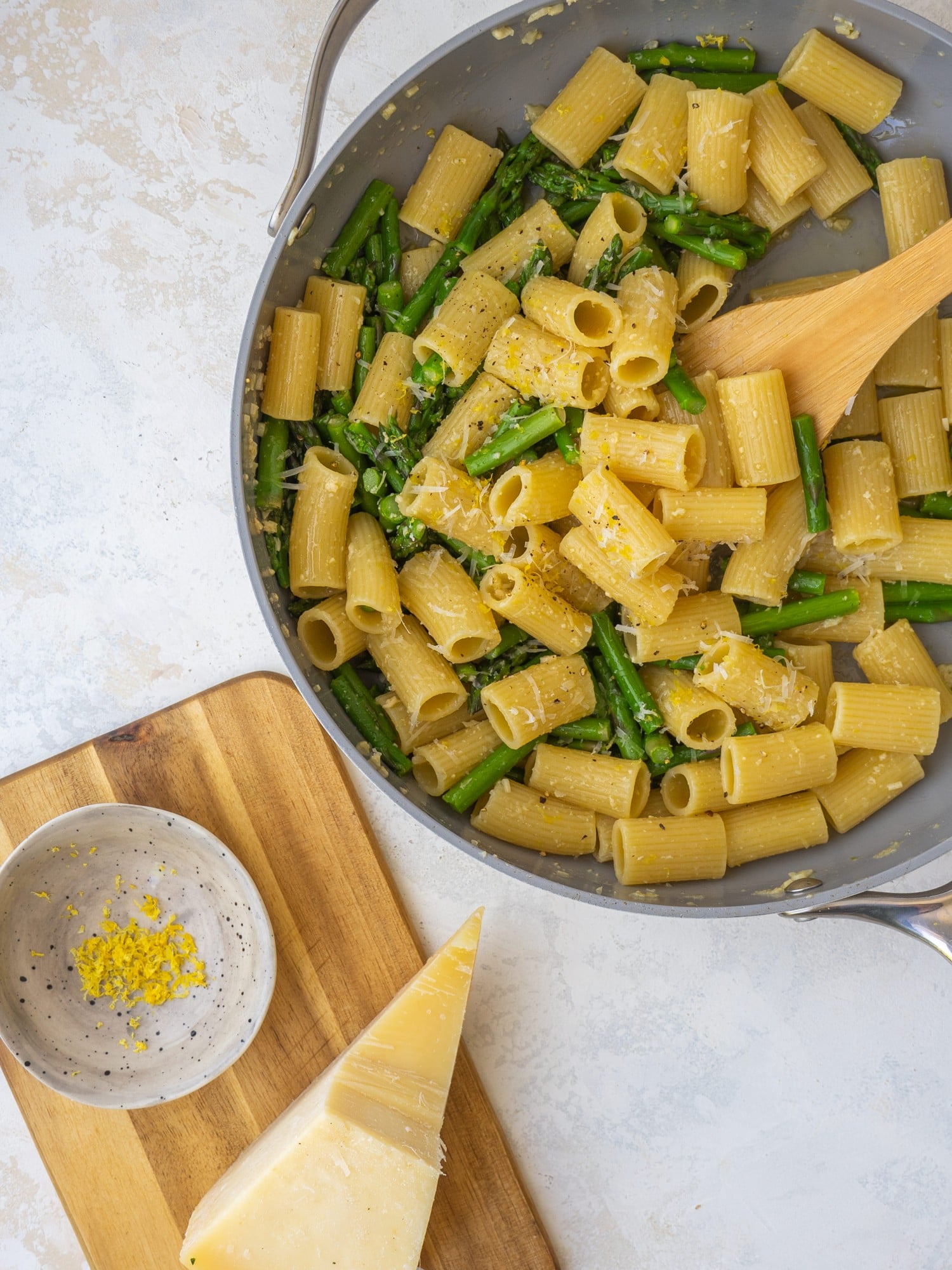 One-Pan Lemon-Garlic Pasta with Asparagus and Cherry Tomatoes