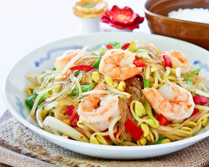 Stir-Fried Shrimp and Bean Sprouts with Lemongrass
